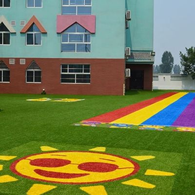 पीई पीपी बैकअप आर्टिफिशियल ग्रास लोगो कलर पैटर्न सिंथेटिक टर्फ मिनी फुटबॉल कालीन